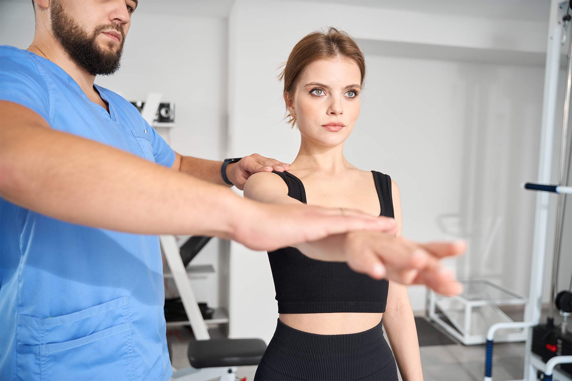 Fisioterapeuta auxiliando paciente em exercício de reabilitação
